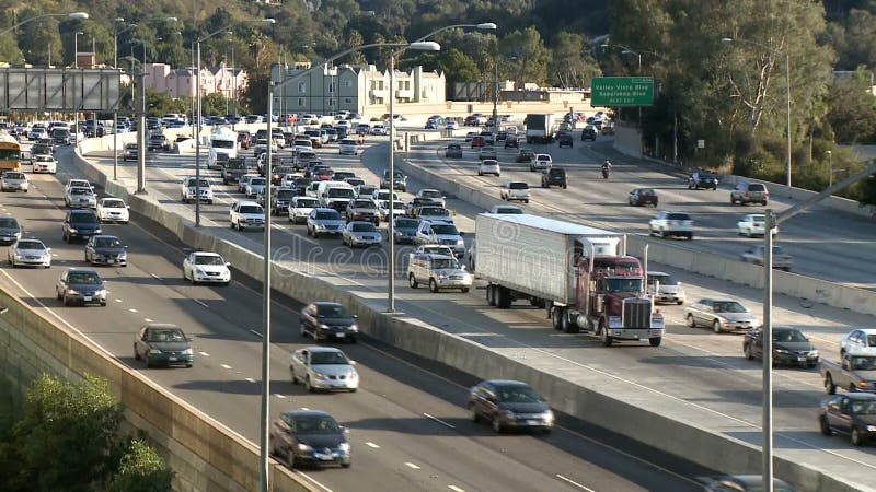 Tráfico de ciudad grande - Los Ángeles - 405 autopista sin peaje - lapso de tiempo - clip 3