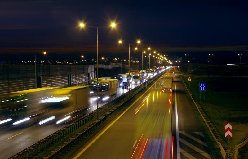 Tráfico de la carretera por noche foto de archivo Tráfico de la carretera por noche foto de archivo