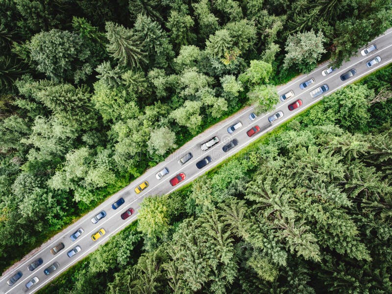 Tráfico de la hora punta con los coches múltiples pegados en la circulación densa a lo largo del top del camino abajo de la visió imagenes de archivo Tráfico de la hora punta con los coches múltiples pegados en la circulación densa a lo largo del top del camino abajo de la visió imagenes de archivo