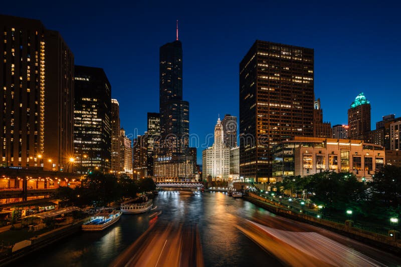 Tráfico del barco en el río Chicago en la noche, en Chicago, Illinois foto de archivo libre de regalías Tráfico del barco en el río Chicago en la noche, en Chicago, Illinois foto de archivo libre de regalías