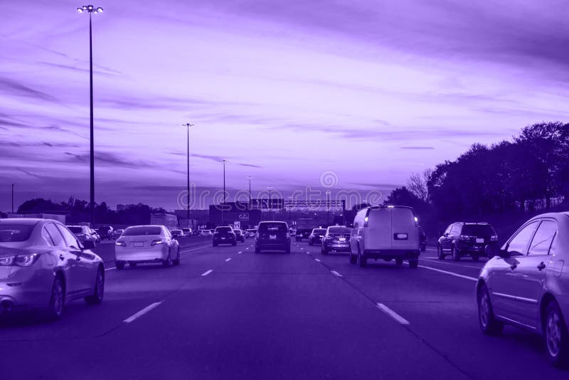 Tráfico ultravioleta, coches en el camino de la carretera el noche de la tarde en ciudad ocupada fotos de archivo libres de regalías Tráfico ultravioleta, coches en el camino de la carretera el noche de la tarde en ciudad ocupada fotos de archivo libres de regalías