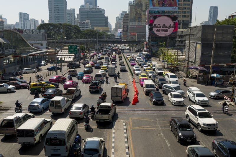 Trânsito intenso na rua imagens de stock Trânsito intenso na rua imagens de stock