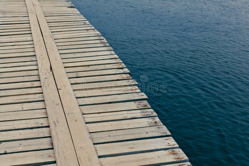 Träbrygga över sorlvatten arkivfoto Träbrygga över sorlvatten arkivfoto