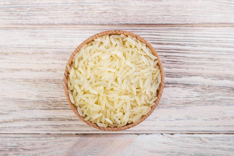 Träbunke mycket av basmati ris, bästa sikt arkivbild Träbunke mycket av basmati ris, bästa sikt arkivbild