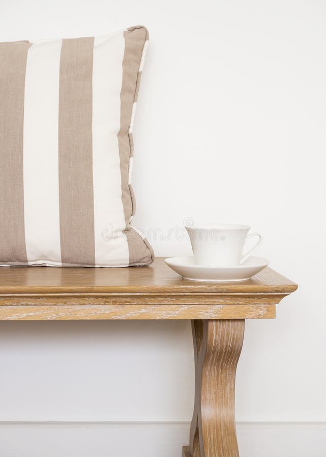 Träbänk med kaffe och kuddar i vardagsrum royaltyfri bild Träbänk med kaffe och kuddar i vardagsrum royaltyfri bild