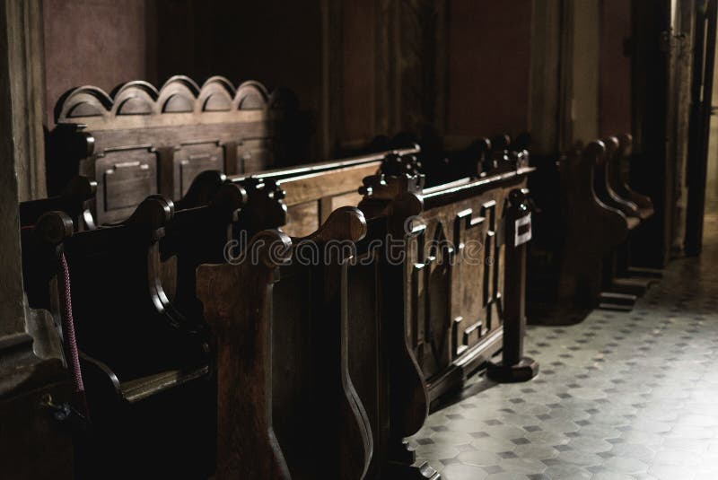 Träbänkar i kyrkan arkivfoton Träbänkar i kyrkan arkivfoton