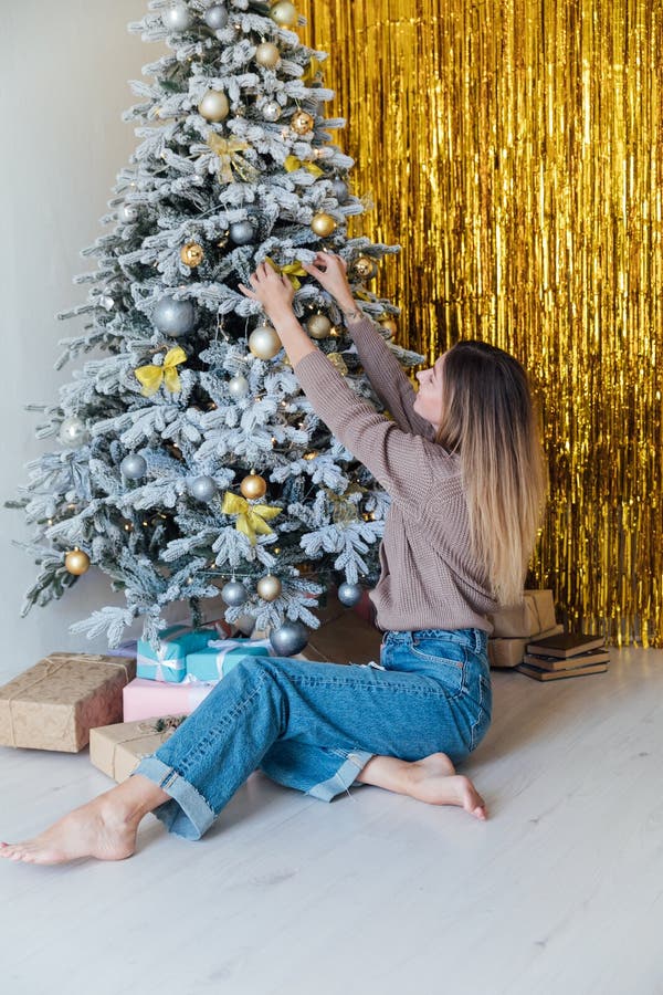 Träd med julgranar till nya året med ballonger och leksaker royaltyfri fotografi