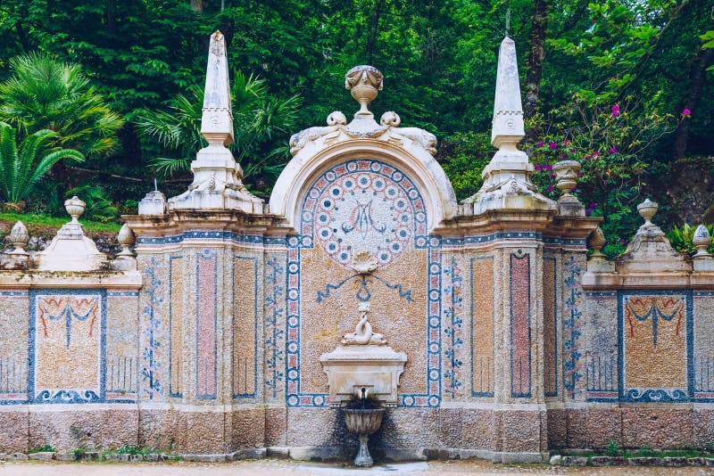 Trädgård av den Regaleira slotten Quinta da Regaleira, Sintra, Portugal Romantisk trädgård på Quinta da Regaleira, Sintra royaltyfria bilder Trädgård av den Regaleira slotten Quinta da Regaleira, Sintra, Portugal Romantisk trädgård på Quinta da Regaleira, Sintra royaltyfria bilder