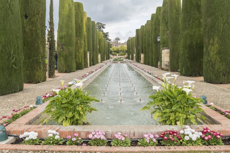 Trädgårdar av alcazaren de los Reyes Cristianos i Cordoba, Spanien