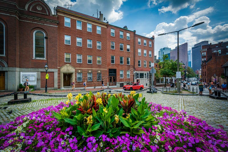 Trädgårdar och historiska byggnader i North End av Boston, Massa royaltyfria foton