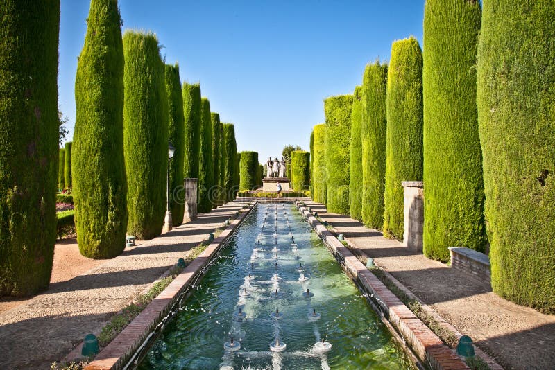 Trädgårdar på alcazaren de los Reyes Cristianos i Cordoba, Spanien