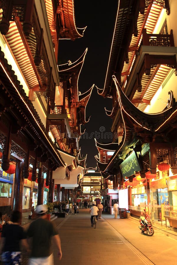 Trädgårds- natt yuyuan shanghai för porslin fotografering för bildbyråer