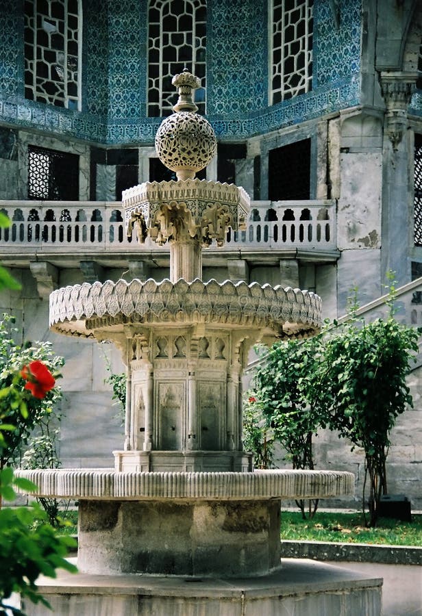 trädgårds- slotttopkapi royaltyfri bild trädgårds- slotttopkapi royaltyfri bild