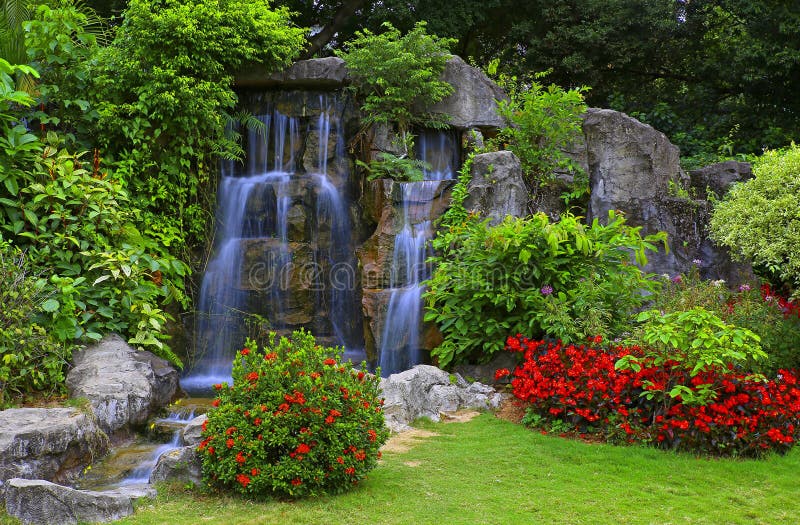 trädgårds- tropisk vattenfall