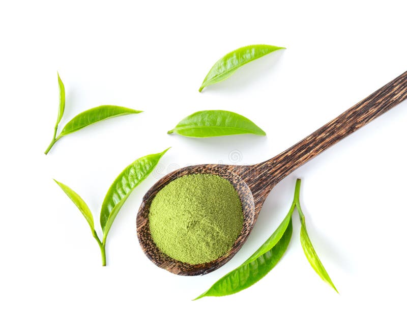 Trädlöv och matcha grönt tepulver i träsked isolerade på vit bakgrund arkivfoton