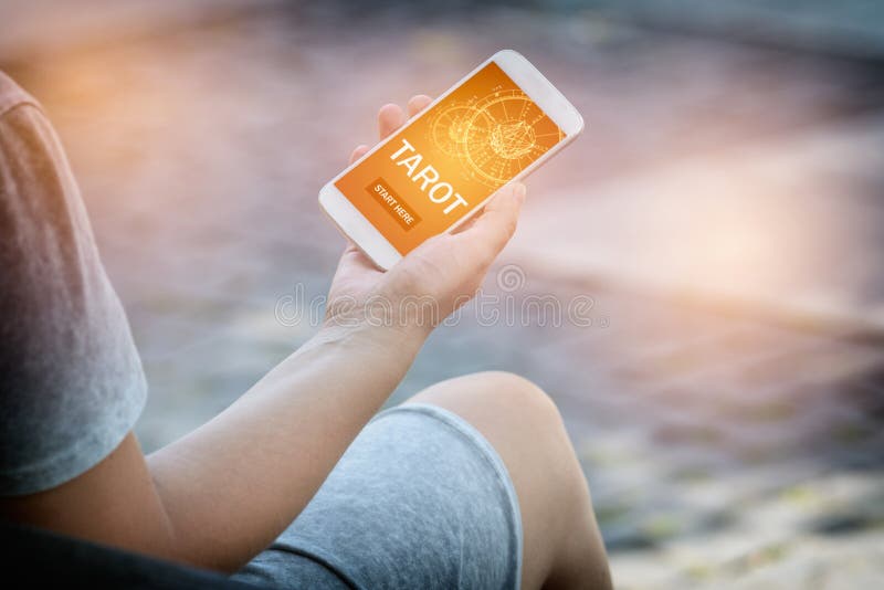 Träffande applikation för tarokförmögenhet arkivfoton Träffande applikation för tarokförmögenhet arkivfoton