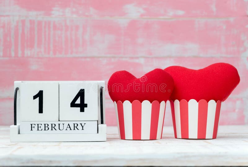 Träkalendern på Februari 14, två röda hjärtor var den förlade sidan - vid - sidan, och bakgrunden är rosa vektor för valentin för royaltyfria bilder Träkalendern på Februari 14, två röda hjärtor var den förlade sidan - vid - sidan, och bakgrunden är rosa vektor för valentin för royaltyfria bilder