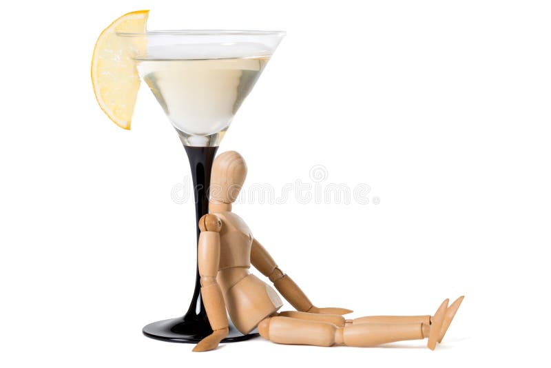 Trämannikin som sitter nära exponeringsglas av vermut Begrepp av berusning, alkoholmissbruk royaltyfri fotografi Trämannikin som sitter nära exponeringsglas av vermut Begrepp av berusning, alkoholmissbruk royaltyfri fotografi