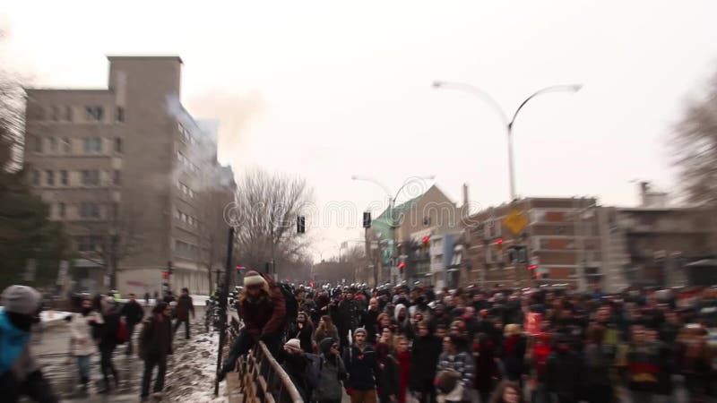 Tränengasbomben bringen zur Detonation, während Offiziere Aufständischer wegdrücken