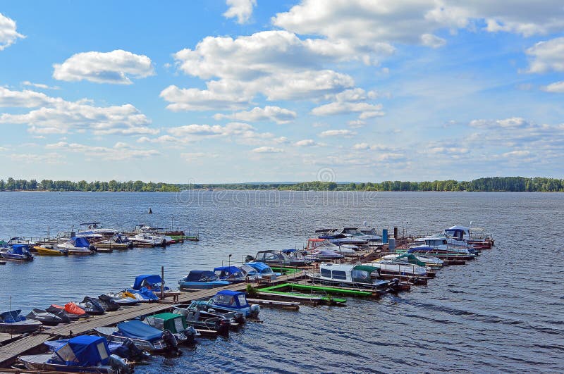 Träpir med små fartyg anslöt till den Samara Ryssland, Volga River arkivbilder Träpir med små fartyg anslöt till den Samara Ryssland, Volga River arkivbilder
