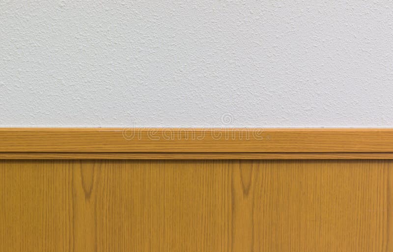 Träplanka mot den vita betongväggen Ljus bakgrund arkivbild Träplanka mot den vita betongväggen Ljus bakgrund arkivbild