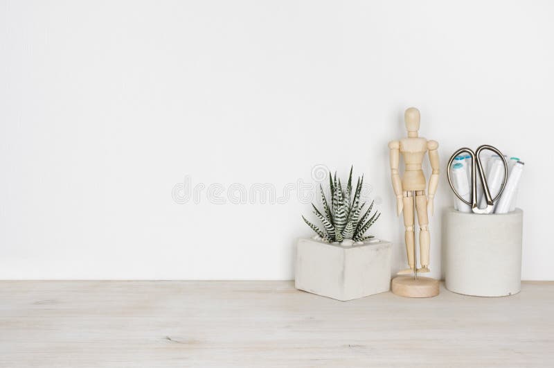 Träskrivbord med blomkrukan, den mänskliga statyetten och kontorstillförsel royaltyfri fotografi Träskrivbord med blomkrukan, den mänskliga statyetten och kontorstillförsel royaltyfri fotografi