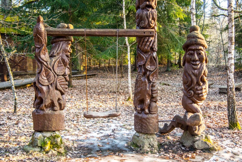 Träsned skulpturer parkerar in arkivbilder Träsned skulpturer parkerar in arkivbilder