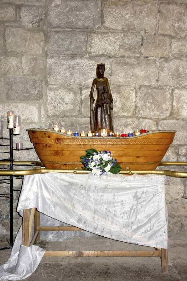Träsvart Madonna kopia inom av basilikan av St-Saveur i Rocamadour fotografering för bildbyråer Träsvart Madonna kopia inom av basilikan av St-Saveur i Rocamadour fotografering för bildbyråer