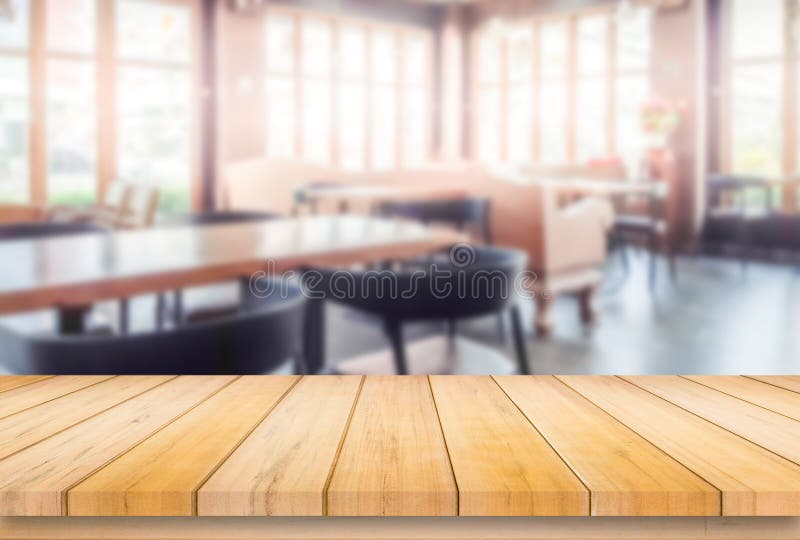 Trätabell eller räknare i coffee shop, bakgrund arkivfoto Trätabell eller räknare i coffee shop, bakgrund arkivfoto