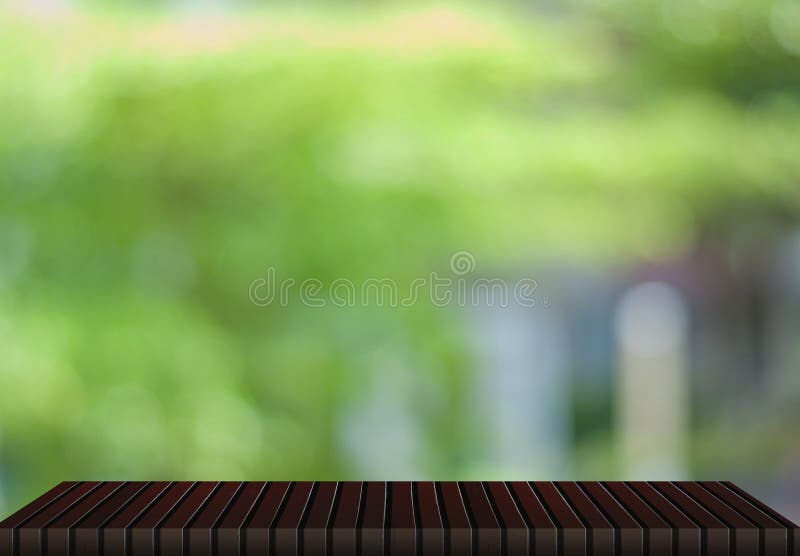 Trätabell, naturlig grön bakgrund arkivfoto Trätabell, naturlig grön bakgrund arkivfoto