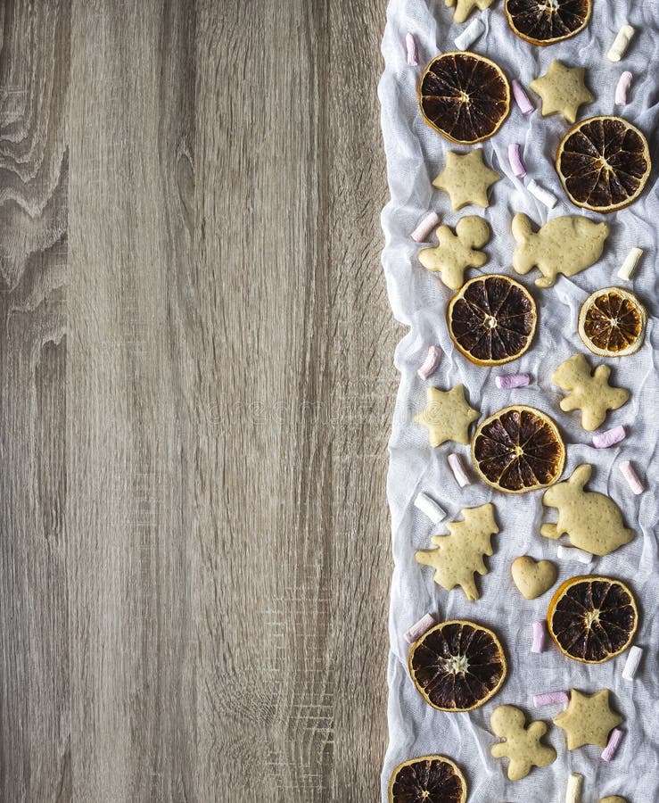 Trätabellen, rätt är lade ut ljust rödbrun skivor för marshmallow för björnar för folk för hare för hjärtor för brödkakaträd stjä arkivfoto Trätabellen, rätt är lade ut ljust rödbrun skivor för marshmallow för björnar för folk för hare för hjärtor för brödkakaträd stjä arkivfoto