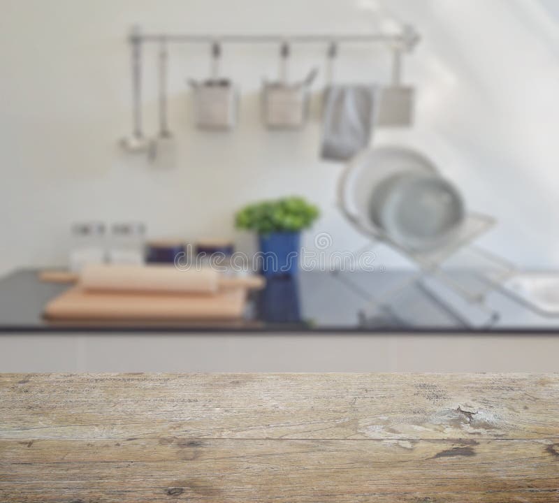 Trätabellöverkant med suddighet av moderna keramiska kitchenware och redskap fotografering för bildbyråer Trätabellöverkant med suddighet av moderna keramiska kitchenware och redskap fotografering för bildbyråer