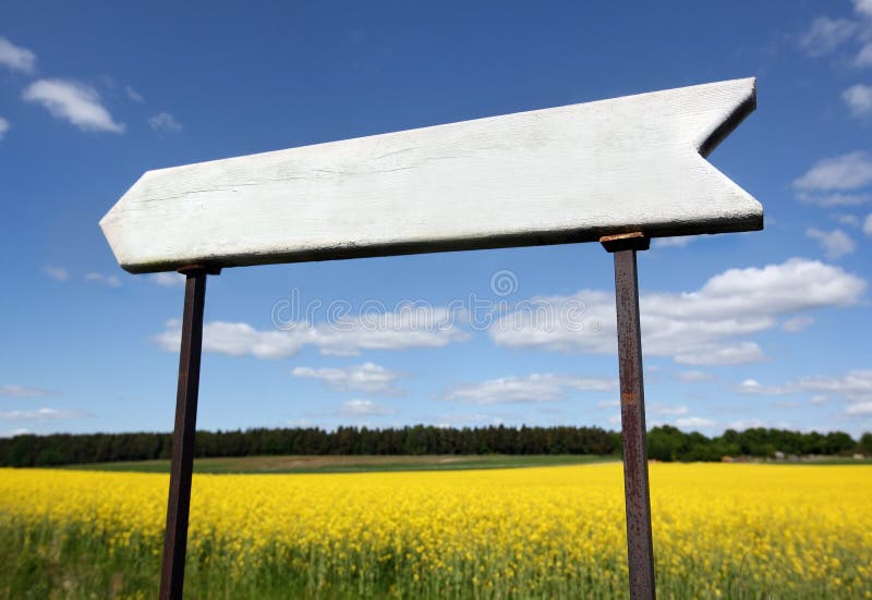 Trätomt tecken arkivbild
