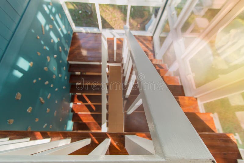 Trätrappuppgång i det moderna hemmet Sidan av huset är glass med den blåa väggen royaltyfri bild Trätrappuppgång i det moderna hemmet Sidan av huset är glass med den blåa väggen royaltyfri bild