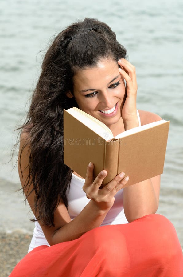 Träumerischer Leser im Strand lizenzfreie stockfotos Träumerischer Leser im Strand lizenzfreie stockfotos