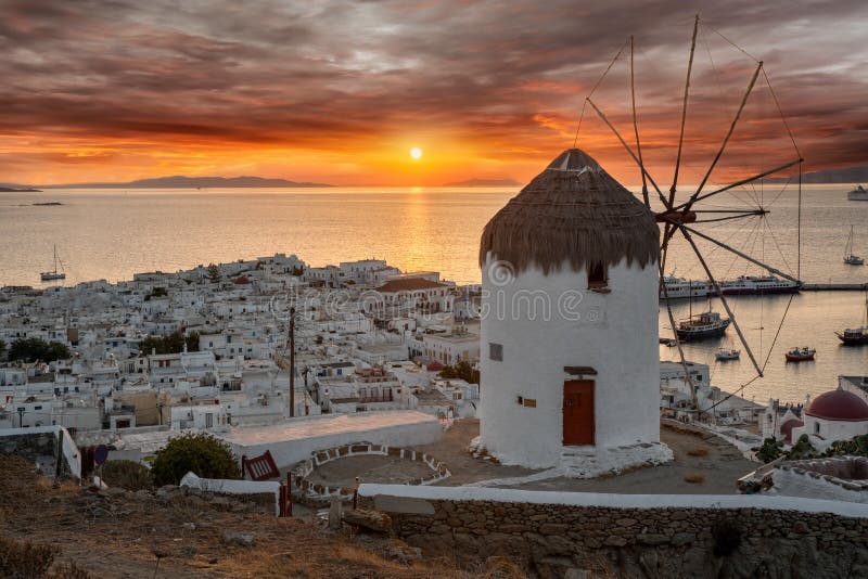 Träumerischer Sonnenuntergang über Mykonos-Stadt, die Kykladen, Griechenland lizenzfreie stockfotografie Träumerischer Sonnenuntergang über Mykonos-Stadt, die Kykladen, Griechenland lizenzfreie stockfotografie