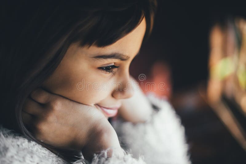 Träumerisches kleines Mädchen lizenzfreies stockfoto Träumerisches kleines Mädchen lizenzfreies stockfoto