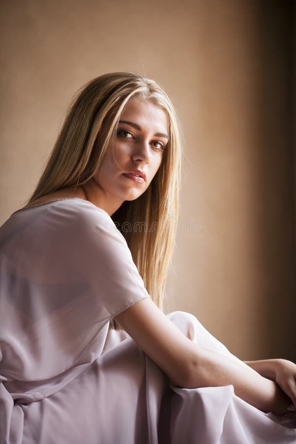 Träumerisches Porträt von weiblichen Blondinen stockfotos Träumerisches Porträt von weiblichen Blondinen stockfotos