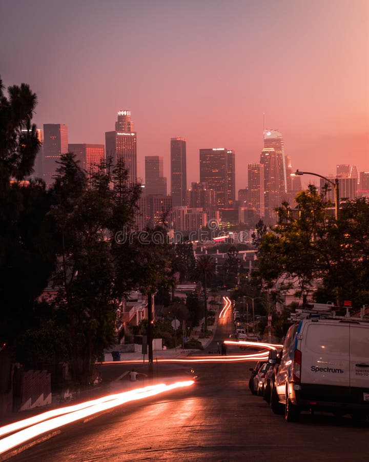 Träumerisches Stadtbild Stadtstraßensonnenuntergangautos lighttrail Los Angeles städtisch lizenzfreie stockfotos Träumerisches Stadtbild Stadtstraßensonnenuntergangautos lighttrail Los Angeles städtisch lizenzfreie stockfotos