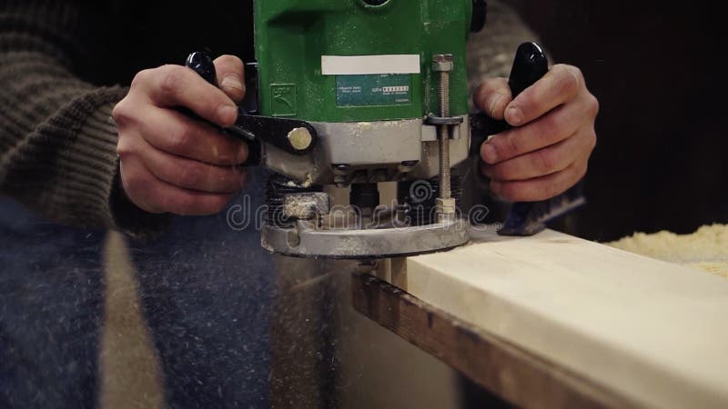 Très proche des mains de craftmans fonctionnant avec le polissage avec une machine de meulage manuelle à l'atelier de bois A morc banque de vidéos