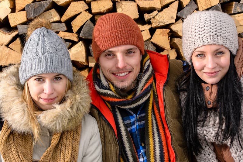 Três amigos que vestem o inverno vestem exterior