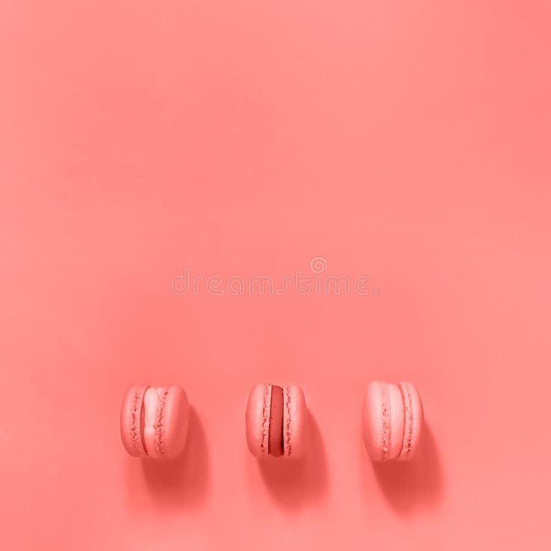 Três bolinhos de amêndoa no fundo com espaço para o texto imagens de stock Três bolinhos de amêndoa no fundo com espaço para o texto imagens de stock