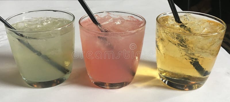 Três coquetéis no bar imagem de stock Três coquetéis no bar imagem de stock