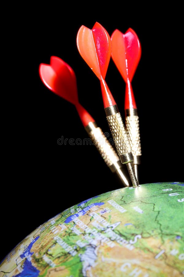 Três dardos em um globo imagem de stock royalty free Três dardos em um globo imagem de stock royalty free