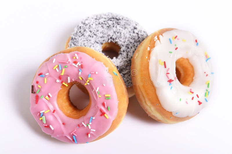 Três deliciosos e os anéis de espuma tentadores com os anéis de espuma e coberturas diferentes do sabor adoçam o conceito doce do fotografia de stock Três deliciosos e os anéis de espuma tentadores com os anéis de espuma e coberturas diferentes do sabor adoçam o conceito doce do fotografia de stock