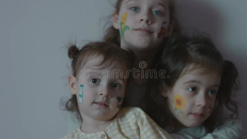 Três garotinhas sérias e bonitas com desenhos sobre o tema da agricultura. conceito agrícola.