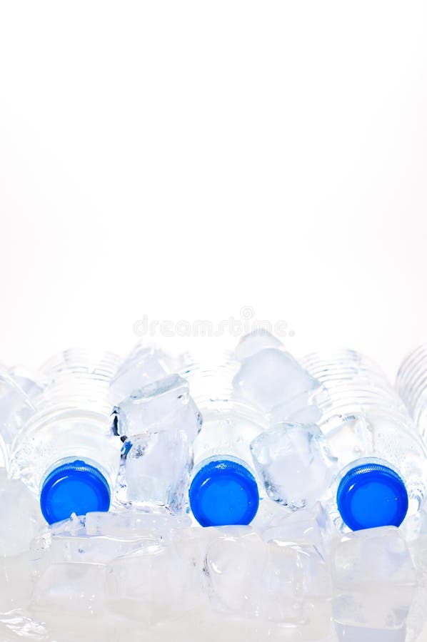 Três garrafas de água minerais no gelo imagem de stock Três garrafas de água minerais no gelo imagem de stock