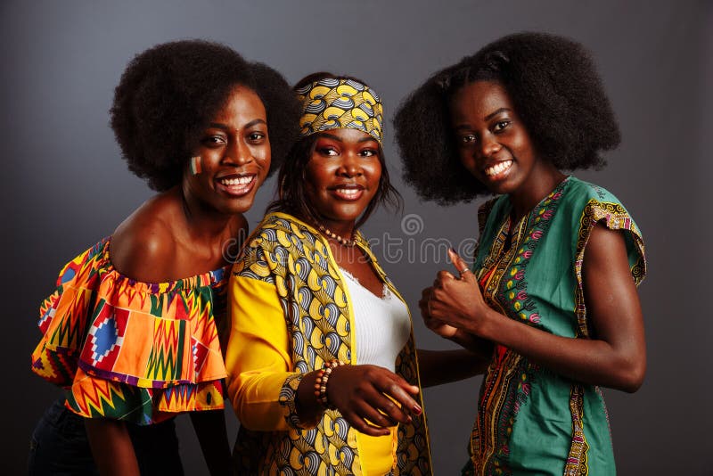 Tr s Jovens E Bonitos Modelos Africanos De Moda Se Divertem E Riem