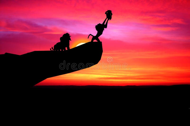 Três leões e um macaco estão a ver o pôr do sol num penhasco O macaco segura o leão como o filme Rei Leão fotos de stock Três leões e um macaco estão a ver o pôr do sol num penhasco O macaco segura o leão como o filme Rei Leão fotos de stock