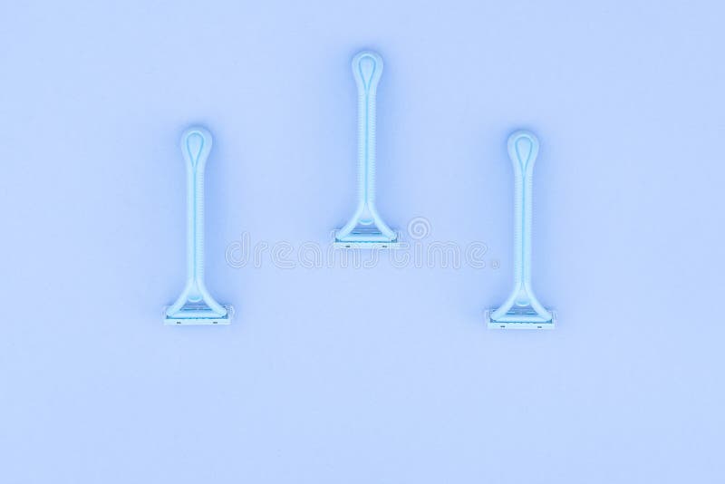 Três lâminas azuis em um fundo azul imagens de stock Três lâminas azuis em um fundo azul imagens de stock